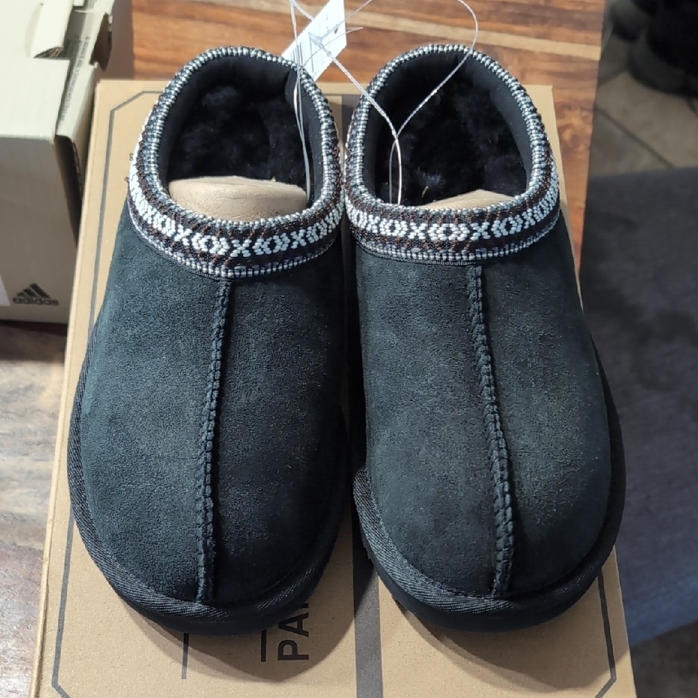 Kirkland Unisex Shearling Slippers